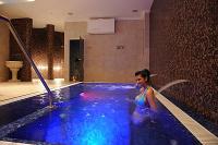 Színterápiás pezsgő medence a Wellness Hotel Ködmönben a Szépasszonyvölgyben, Egerben Színterápiás pezsgő medence a Wellness Hotel Ködmönben a Szépasszonyvölgyben, Egerben